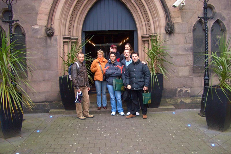 Album: Scozia 2005 - Descrizione: L'allegra compagnia davanti ad un bellissimo pub situato in una chiesa sconsacrata,non per niente si chiama "Soul"